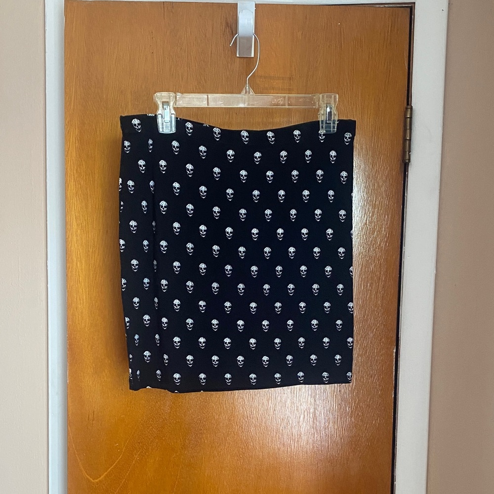 Divided Black Mini Skirt with Skull Pattern 💀